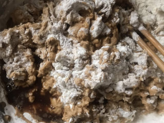 4、红糖开花馒头,盆里称好500克面粉,边倒入红糖水边搅拌至须状