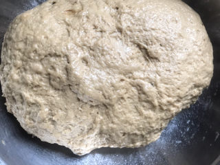 5、红糖开花馒头,手上抹油,把面团揉均匀,和好的面团是比较粘手的,所以手上要抹油揉面