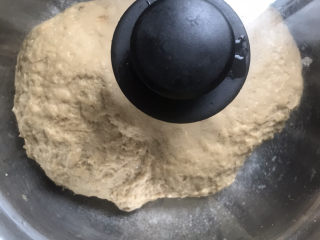 6、红糖开花馒头,放盆里盖上盖子发酵至两倍大