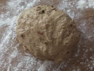 10、红糖开花馒头,面板上撒干面粉,把面团放上面,稍微揉几下分成8等份剂子