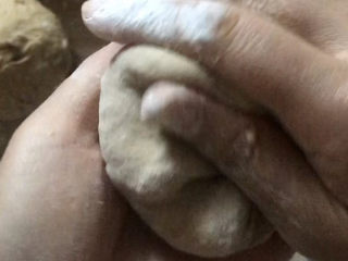 12、红糖开花馒头,揉好再放在手里,另一个手用拇指折出花纹,边折边转动馒头,十几下就可以了,揉好剂口朝上放在面板上