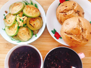 18、红糖开花馒头,早餐黑米红枣粥配馒头,加上西葫芦鸡蛋圈,早饭就好了