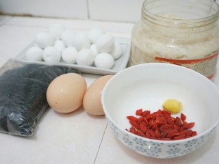 1、甜酒冲蛋配汤圆,将材料先统一准备好;