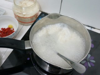 2、甜酒冲蛋配汤圆,小奶锅加适量水和酒酿共同煮沸;