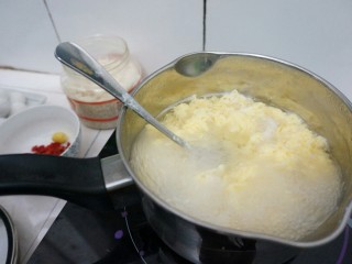 4、甜酒冲蛋配汤圆,对着煮沸的甜酒,慢慢的倒下去,一边用筷子划圈,形成蛋花;