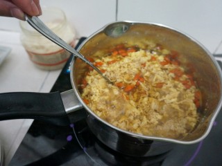 5、甜酒冲蛋配汤圆,蛋花成型,就可以盛出来了,放点儿糖,撒上枸杞,再洒一点胡椒增加口感,平衡搭配的汤圆的甜;