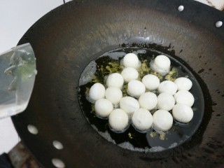 6、甜酒冲蛋配汤圆,锅内放油,微微烧热开始炸汤圆;