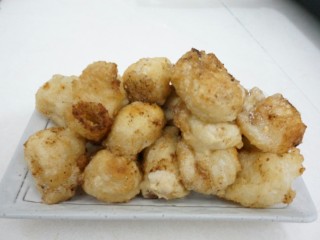 7、甜酒冲蛋配汤圆,炸至带焦黄色,捞出;