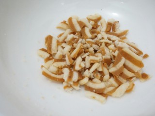 8、甜酒冲蛋配汤圆,准备几片小花片,随手杂碎备用;