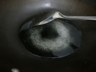 9、甜酒冲蛋配汤圆,锅内放少许水,加入大量的白砂糖,准备炒糖(之前都是用油炒糖色,这是第一次用水炒);