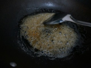 10、甜酒冲蛋配汤圆,耐心等待,不停地滑动锅铲,保证均匀受热,同时,观察锅内变化,出现焦糖的色的时候,就可以开始准备下炸好的汤圆;