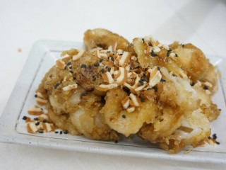 11、甜酒冲蛋配汤圆,倒入汤圆,翻炒,让每一颗充分裹上糖衣,盛出,撒上小花片和芝麻;