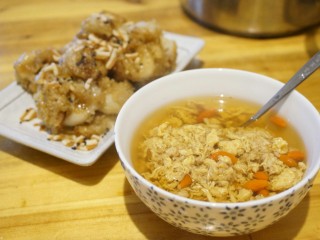 12、甜酒冲蛋配汤圆,配上热腾腾的甜酒冲蛋,一份非常不弗兰的甜酒冲蛋配汤圆就完成啦(´°ᗜ°)/