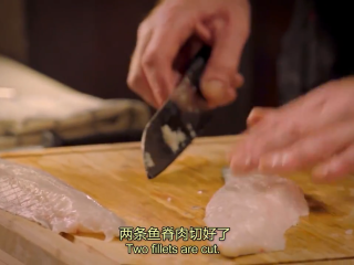 1、白黄油煎鲈鱼,鲈鱼切开，取鱼脊肉