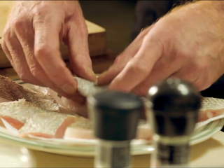 2、白黄油煎鲈鱼,再切成小块，摆盘