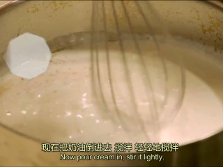 4、白黄油煎鲈鱼,白葡萄酒快蒸发完，倒入淡奶油，轻轻搅拌，关火