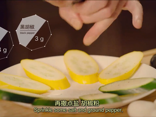 5、白黄油煎鲈鱼,西葫芦切片摆盘，撒黑胡椒、盐，淋上橄榄油