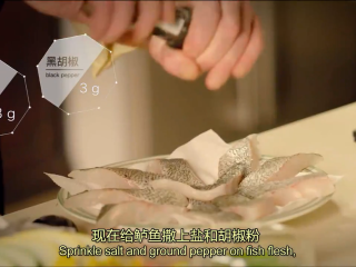 12、白黄油煎鲈鱼,鲈鱼撒盐和胡椒粉