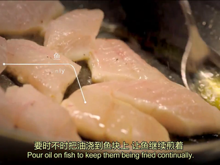 13、白黄油煎鲈鱼,锅放橄榄油，单面煎鱿鱼，可以时不时把油浇到鱼块上