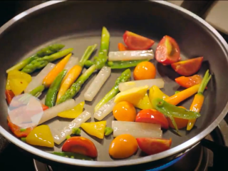 18、白黄油煎鲈鱼,另外取锅倒橄榄油，放入之前过水的蔬菜，煎一会，加黄油，撒盐，关火，另一边鱼肉开火