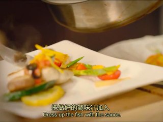 19、白黄油煎鲈鱼,之前的调味汁再加一次黄油搅拌，其余材料取出，摆盘，浇调味汁