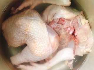 1、雪梨鸡汤,清远鸡冲洗干净