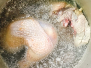 2、雪梨鸡汤,锅中烧开水