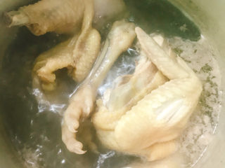 3、雪梨鸡汤,放料酒煮几分钟