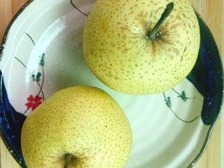 4、雪梨鸡汤,准备2个梨