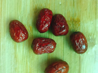 7、雪梨鸡汤,准备好红枣