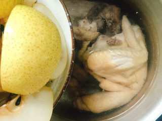 12、雪梨鸡汤,放入雪梨