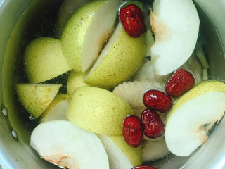 15、雪梨鸡汤,放入红枣