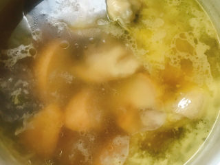 16、雪梨鸡汤,大火烧开后转小火煲1小时放盐，打去浮油即可食用。