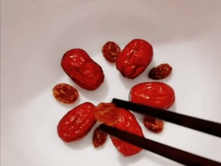 2、红糖糯米饭,碗里放入大枣，葡萄干