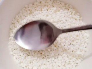 3、红糖糯米饭,加入糯米，用勺子压实