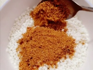 4、红糖糯米饭,加入一层红糖
