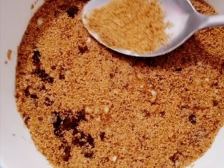 5、红糖糯米饭,用勺子压实