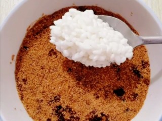 6、红糖糯米饭,加入一层糯米