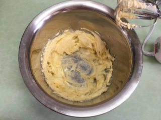 2、凤梨酥,黄油软化好后打至顺滑。