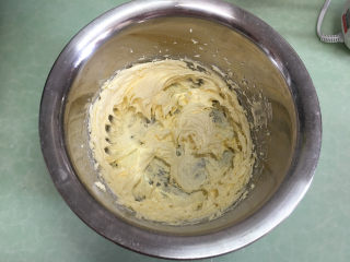 4、凤梨酥,打发至颜色变浅。