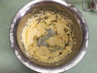 6、凤梨酥,这是加完蛋液打发好的黄油状态。