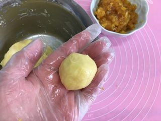 11、凤梨酥,像包月饼一样将馅包裹起来，收口处收严。