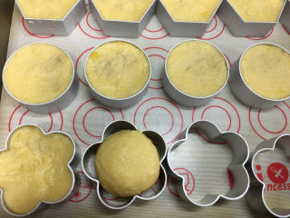 12、凤梨酥,放在凤梨酥模具里。