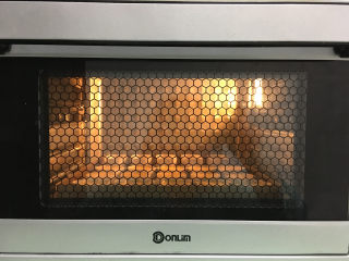 15、凤梨酥,都做好后放入提前预热的烤箱中进行烘烤，温度为上管150度，下管165度。时间为25分钟。