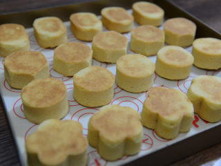 16、凤梨酥,烘烤完毕后取出晾凉，然后取下模具。