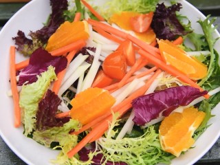 4、青木瓜虾仁沙拉,蔬菜沥干水，撕碎装盘。木瓜条、胡萝卜条摆上，小番茄，橙子切块摆上，洒上杏仁片、玉米片。