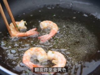 7、青木瓜虾仁沙拉,锅内热油炸虾，炸至两面金黄，摆在沙拉上，放上香菜即可。