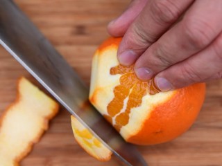 8、青木瓜虾仁沙拉,橙皮切丝。