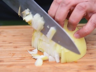 11、青木瓜虾仁沙拉,洋葱切丁。