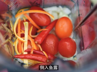 12、青木瓜虾仁沙拉,将橙皮丝、辣椒、大蒜、洋葱丁倒入榨汁机，加小番茄、盐、鱼露 、糖，榨成泥状，倒在容器内，泰式橙味沙拉酱就做好了。